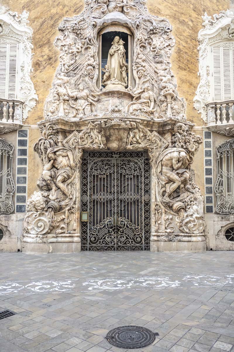 Image of the art at the entrance of the National Museum of Ceramics